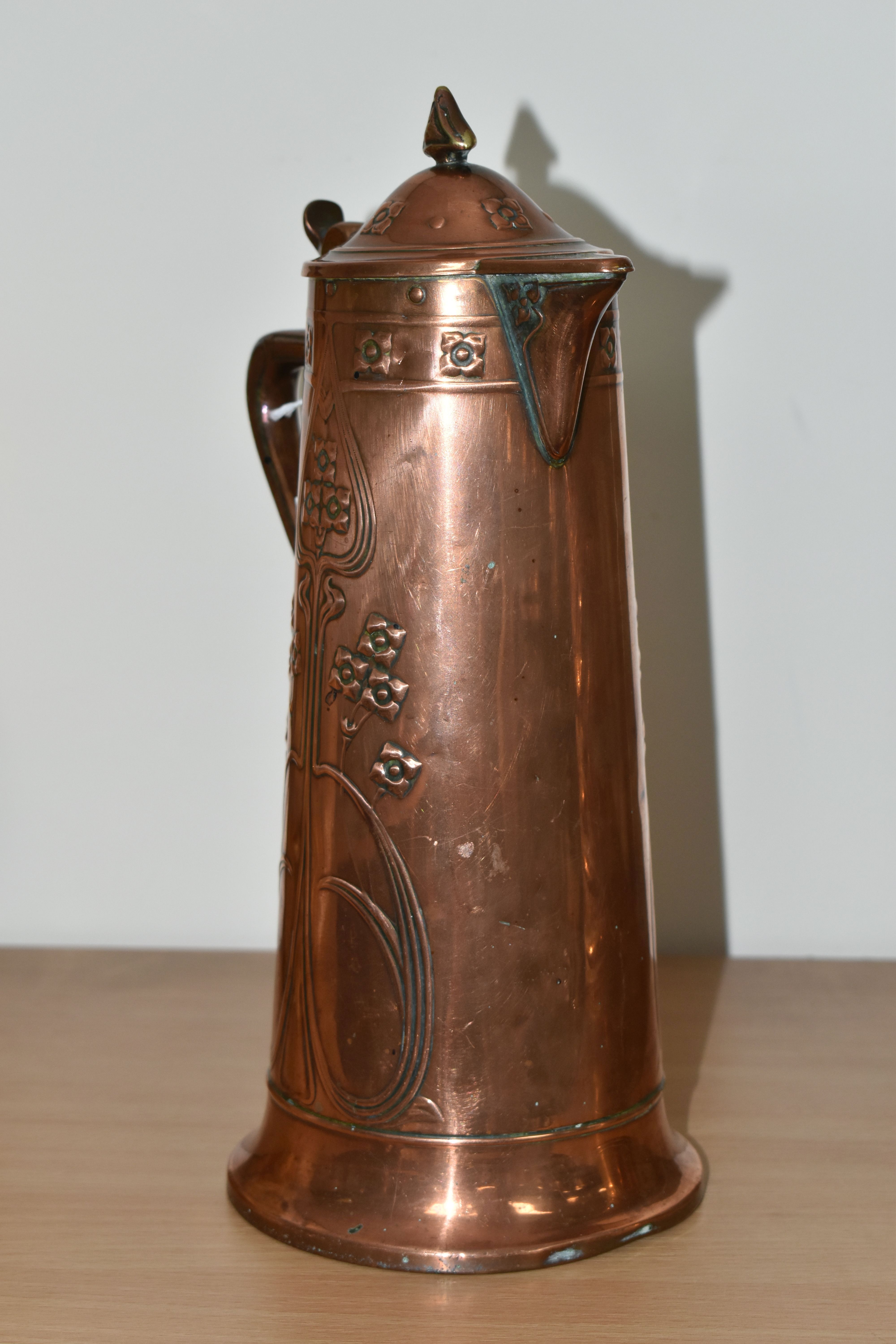 AN ART NOUVEAU COPPER JUG BY JOSEPH SANKEY & SONS, of covered tapering form, with stylised Art - Image 2 of 5