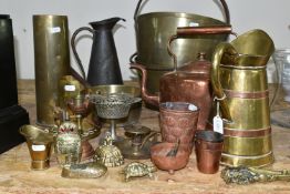 A GROUP OF METAL WARES, to include two brass jam kettles, a brass saucepan, a copper beaker