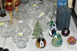 A GROUP OF 20TH CENTURY CLEAR AND COLOURED GLASSWARE, including an Isle of White iridescent