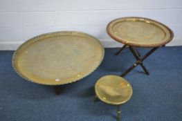 A LARGE BRASS TRAY TOP TABLE, on a later wooden triangular base diameter 105 x height 37cm, along