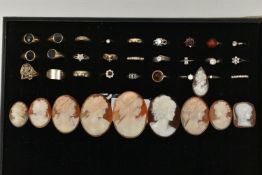 A BLACK RING DISPLAY TRAY WITH ASSORTED SILVER AND WHITE METAL RINGS, to include four signet
