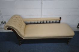 AN EDWARDIAN WALNUT CHAISE LONGUE, length 174cm (condition report: -aged wear and tear)