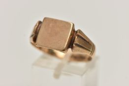 A GENTS 9CT GOLD SIGNET RING, yellow gold, polished square signet ring, textured shoulders leading