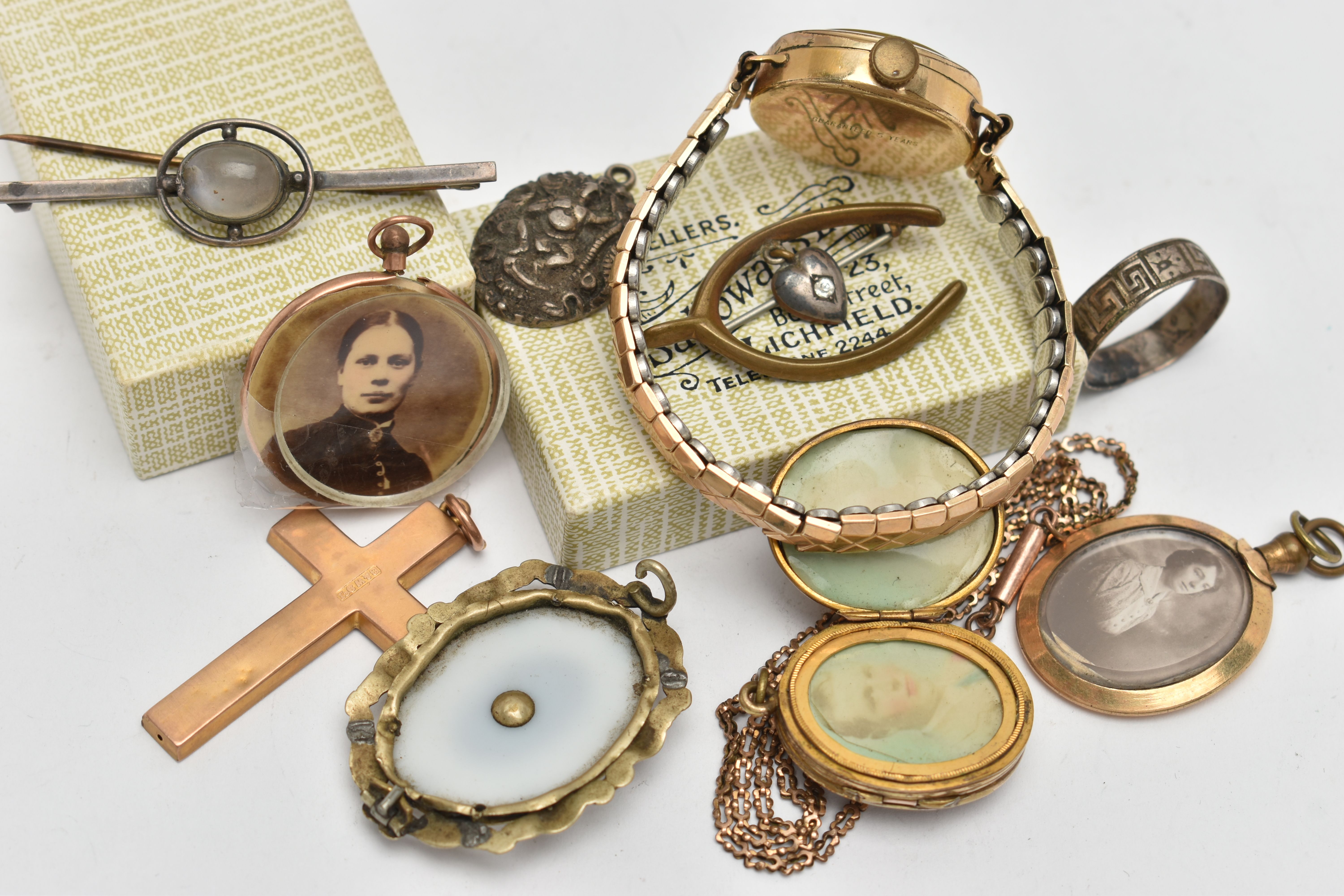 AN ASSORTMENT OF 9CT GOLD, YELLOW AND WHITE METAL JEWELLERY ITEMS, to include a double sided photo - Image 8 of 9