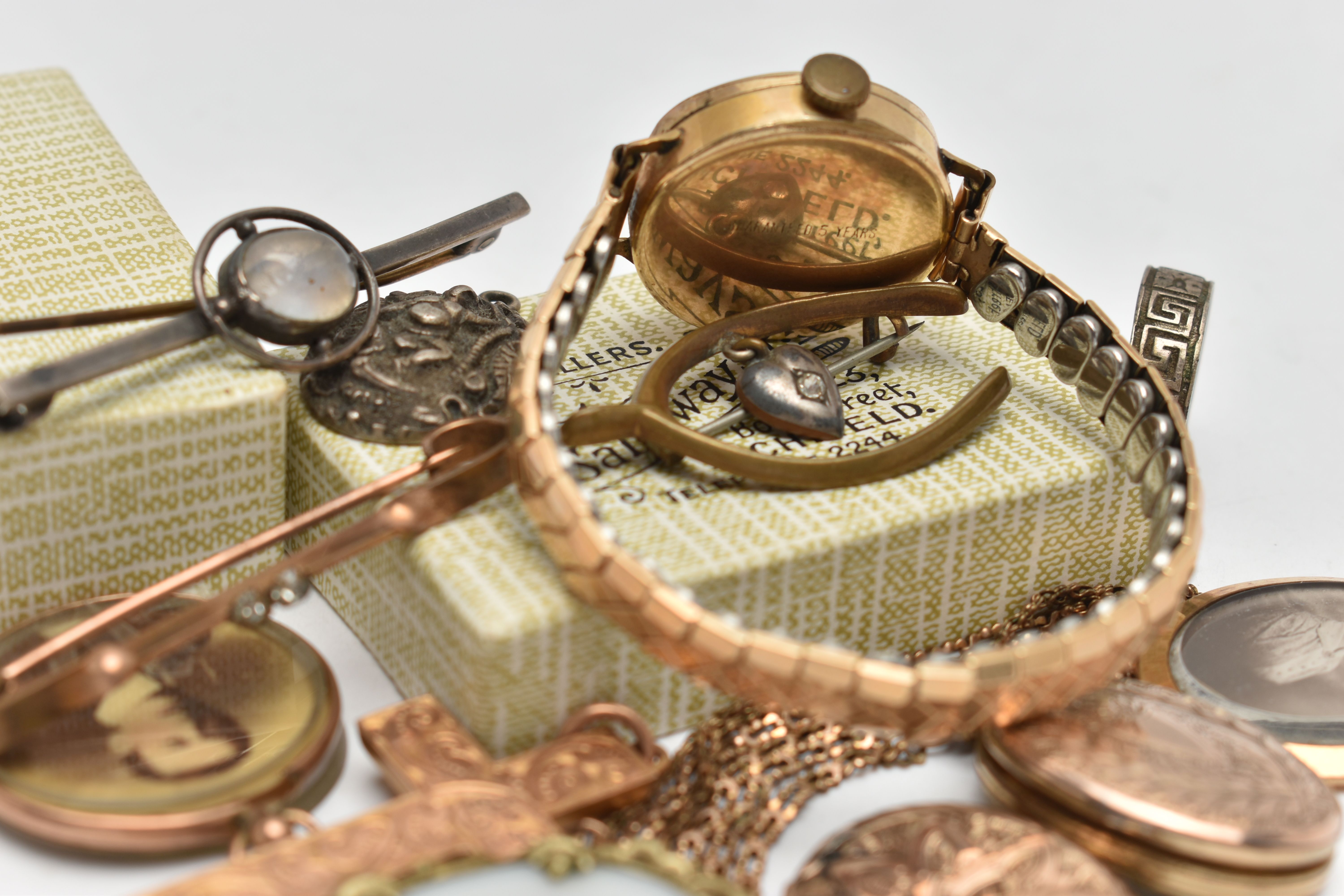AN ASSORTMENT OF 9CT GOLD, YELLOW AND WHITE METAL JEWELLERY ITEMS, to include a double sided photo - Image 9 of 9