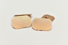 A PAIR OF 9CT GOLD CUFFLINKS, rectangular form with cut off edges, engine turned pattern, chain link