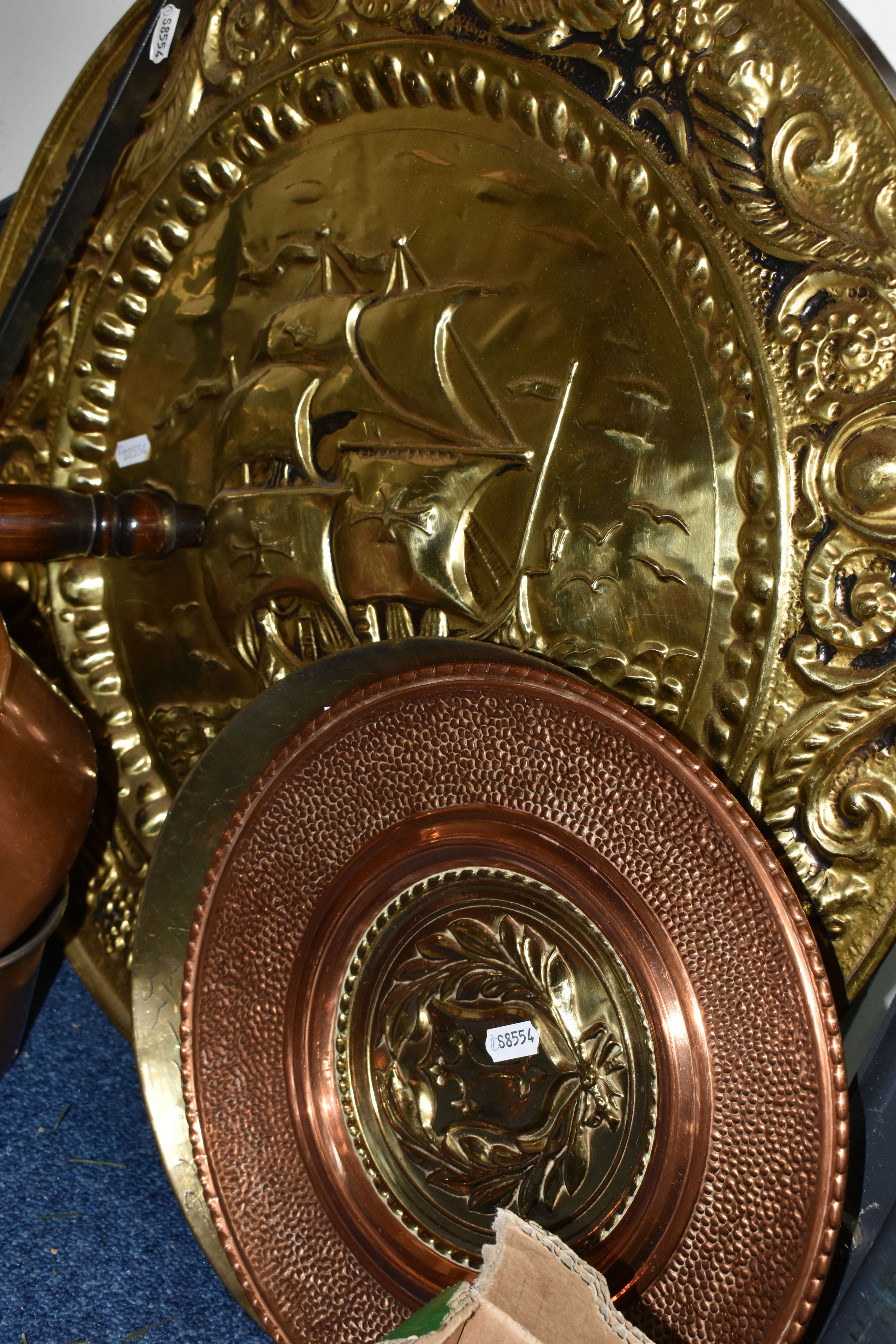 TWO BOXES AND LOOSE BRASS AND COPPER WARES, to include an art deco style copper teapot, kettle and - Image 9 of 9