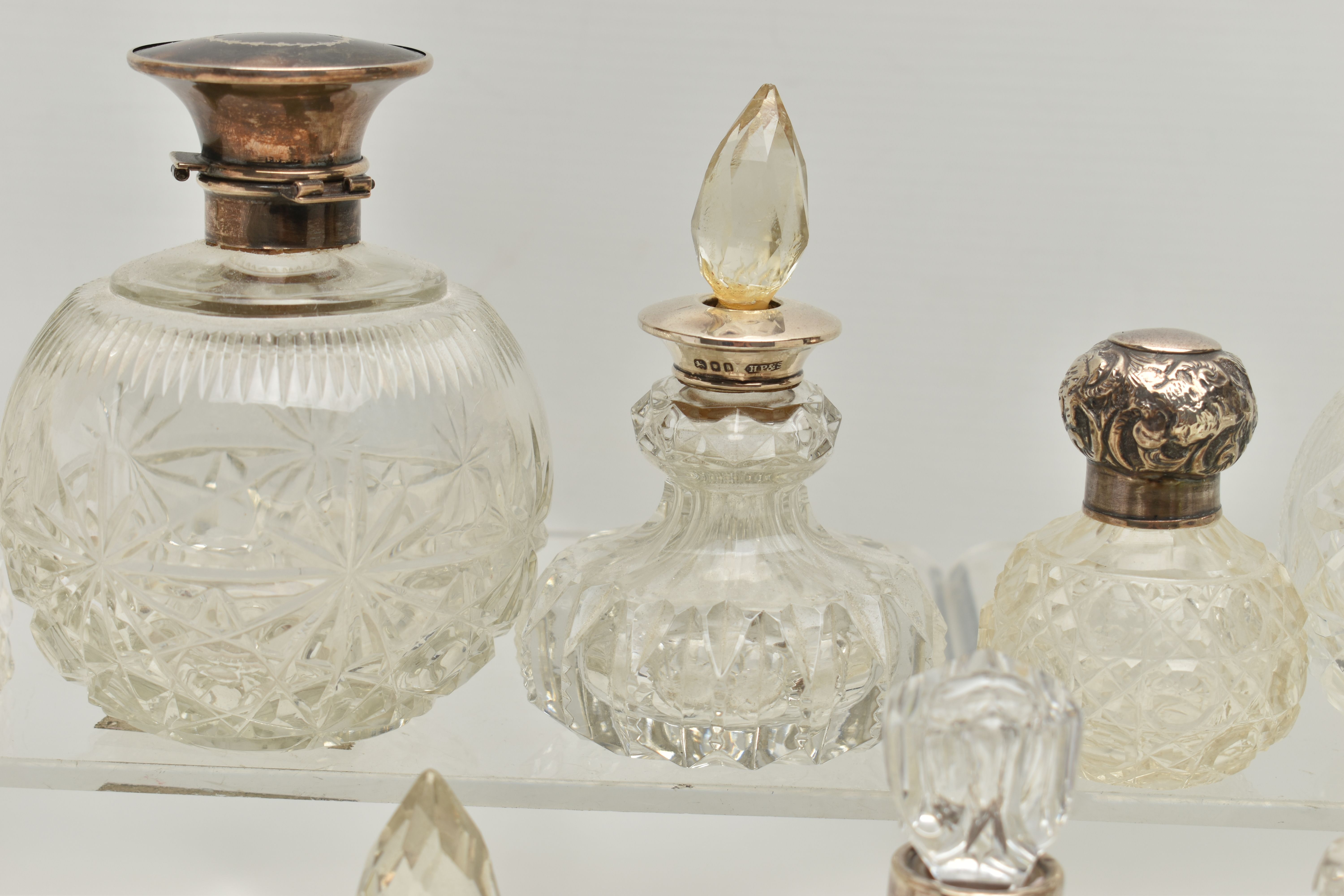 FOURTEEN LATE 19TH AND EARLY 20TH CENTURY SILVER MOUNTED SCENT BOTTLES, various shapes and sizes - Image 9 of 10