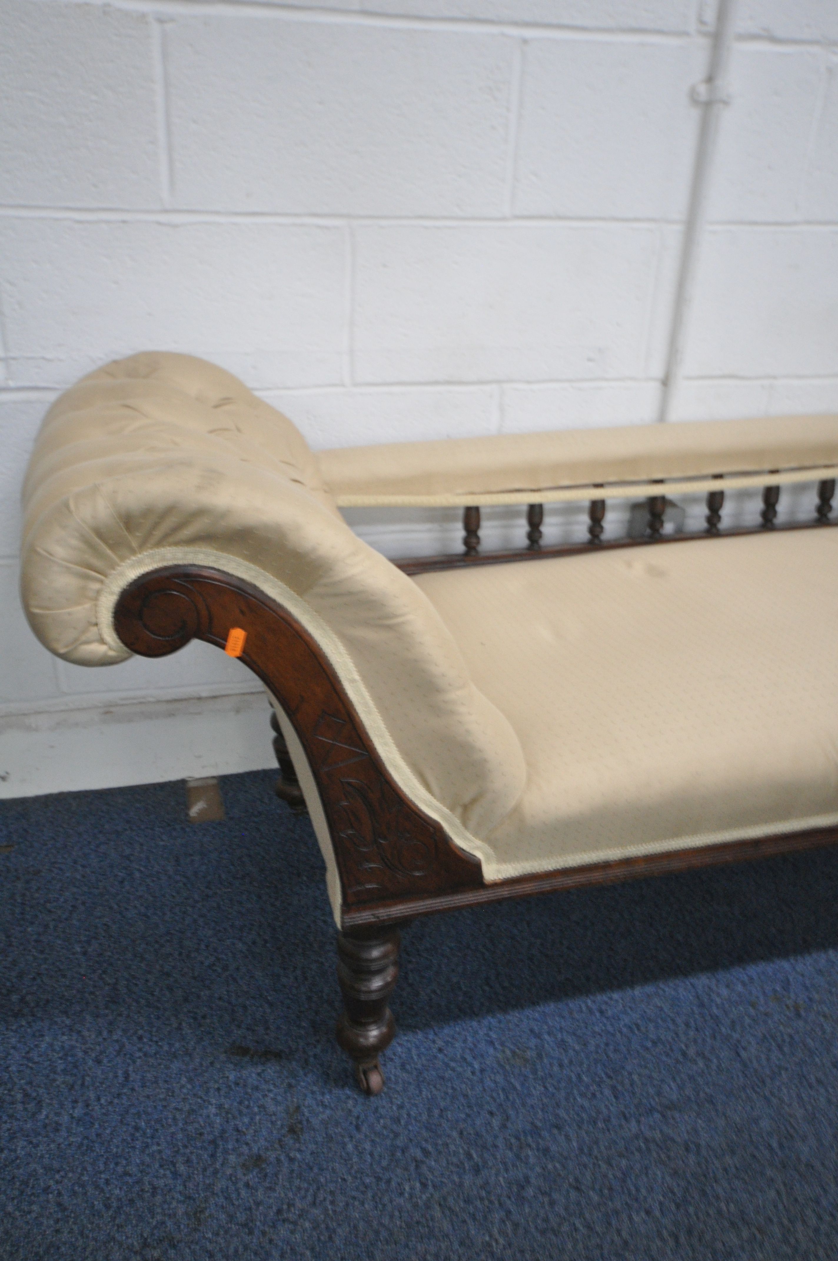 AN EDWARDIAN WALNUT CHAISE LONGUE, length 174cm (condition report: -aged wear and tear) - Image 2 of 2