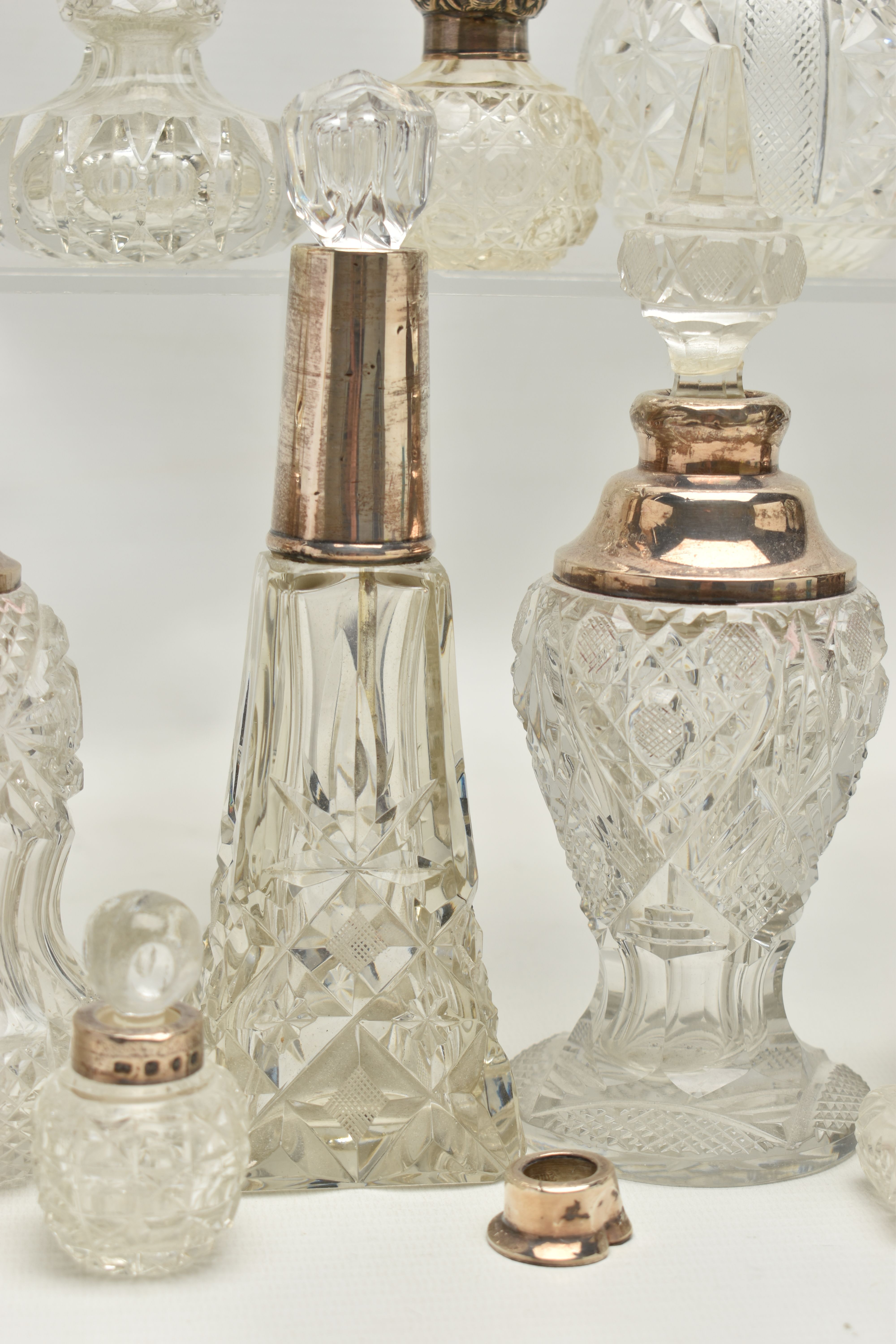 FOURTEEN LATE 19TH AND EARLY 20TH CENTURY SILVER MOUNTED SCENT BOTTLES, various shapes and sizes - Image 4 of 10