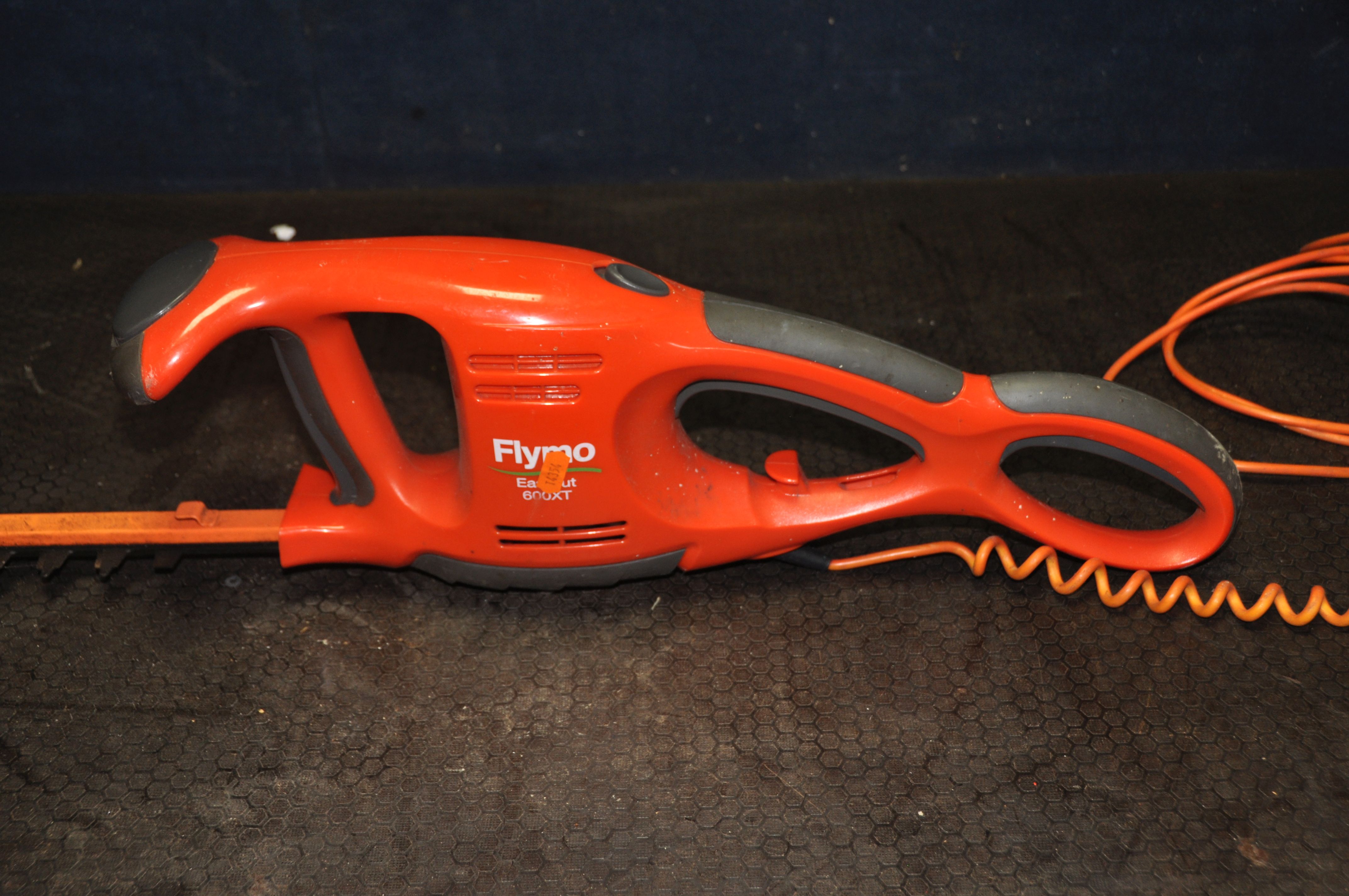A FLYMO EASICUT 600XT ELECTRIC HEDGE CUTTER with a 60cm cut (PAT pass and working) - Image 2 of 2