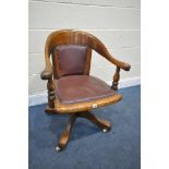 AN EARLY TO MID 20TH CENTURY OAK SWIVEL OFFICE CHAIR, with red leatherette back and seat (