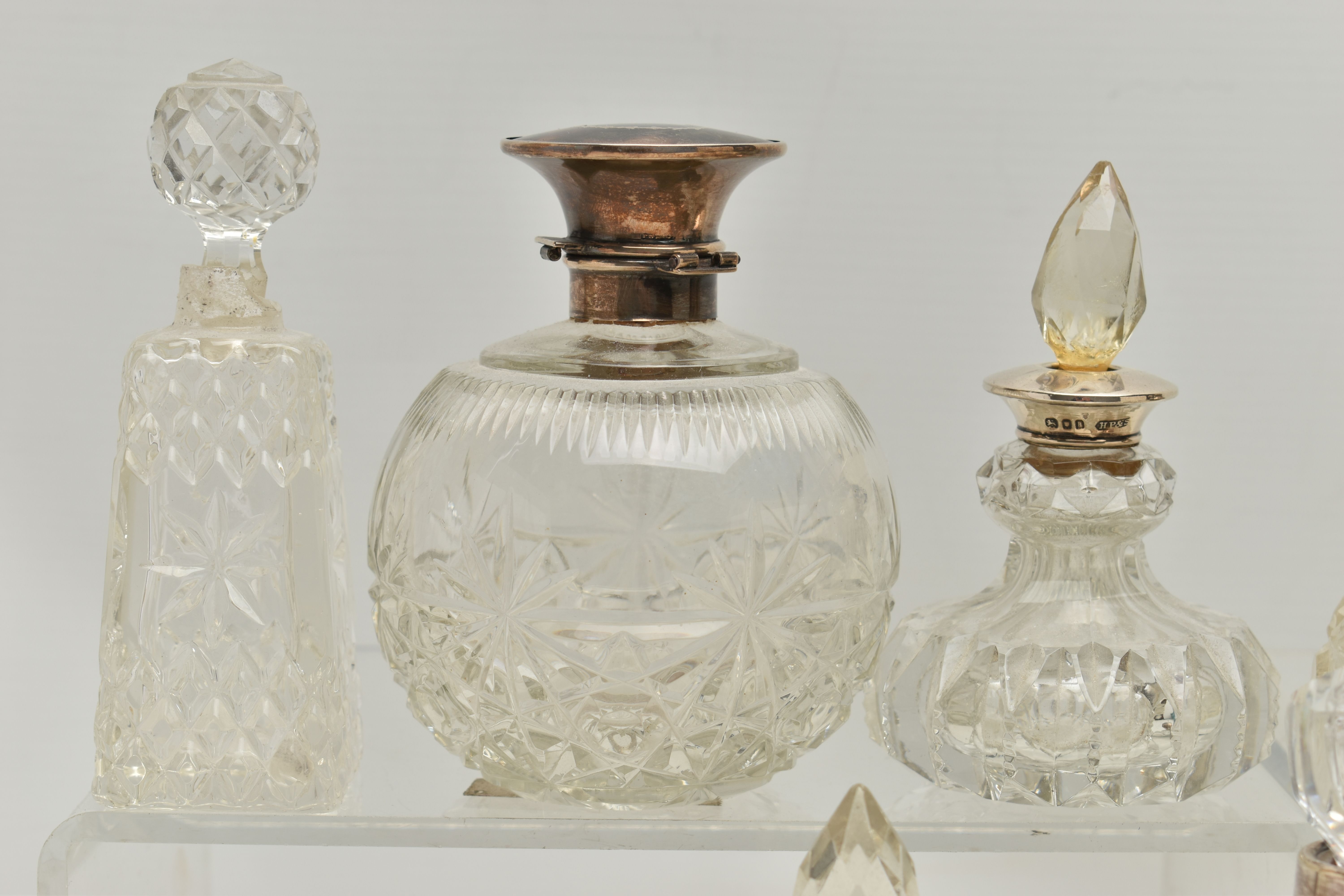 FOURTEEN LATE 19TH AND EARLY 20TH CENTURY SILVER MOUNTED SCENT BOTTLES, various shapes and sizes - Image 7 of 10