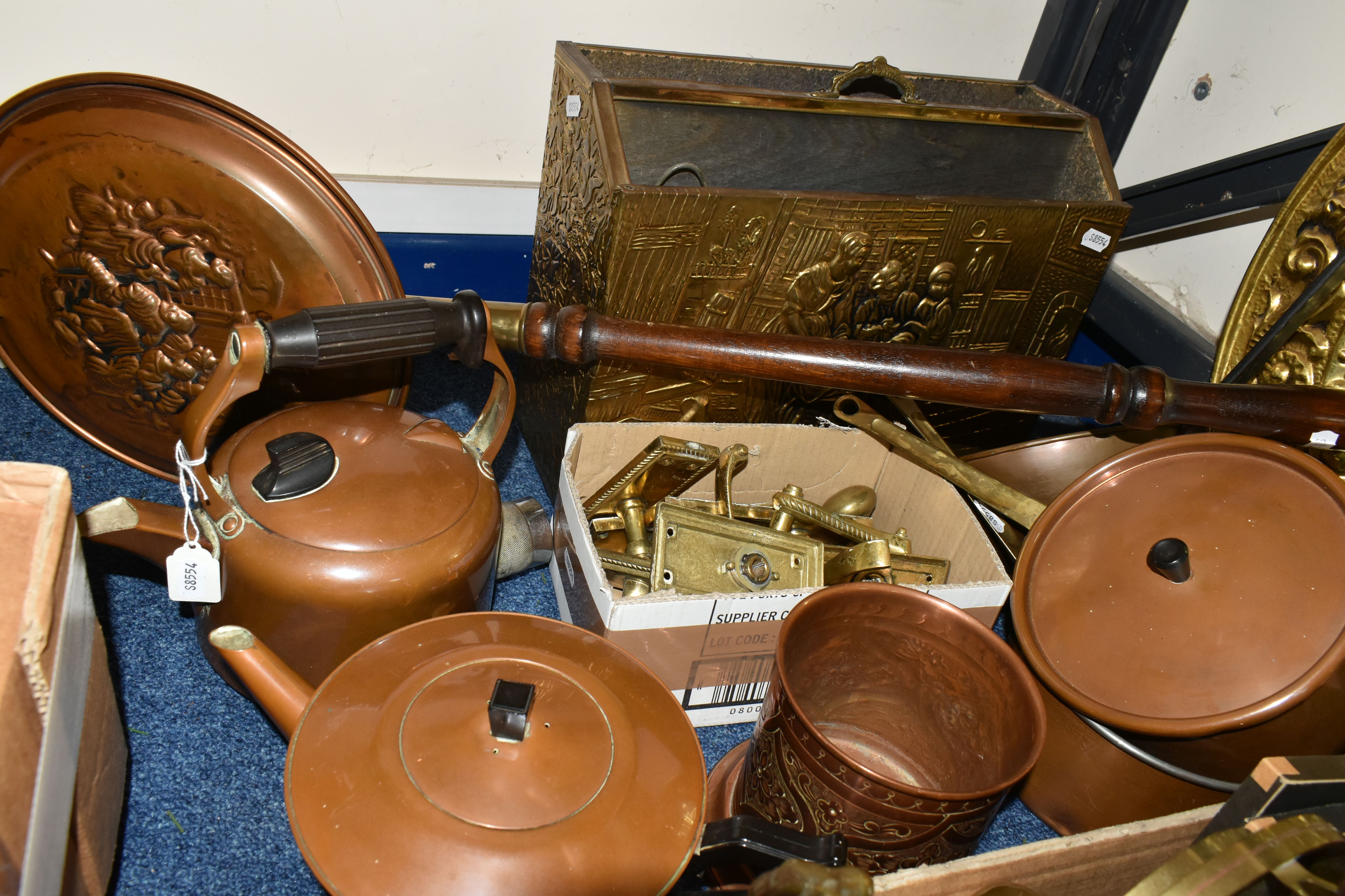 TWO BOXES AND LOOSE BRASS AND COPPER WARES, to include an art deco style copper teapot, kettle and - Image 2 of 9