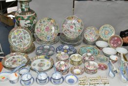 A QUANTITY OF 19TH AND 20TH CENTURY CHINESE PORCELAIN, including a 20th century Famille Verte