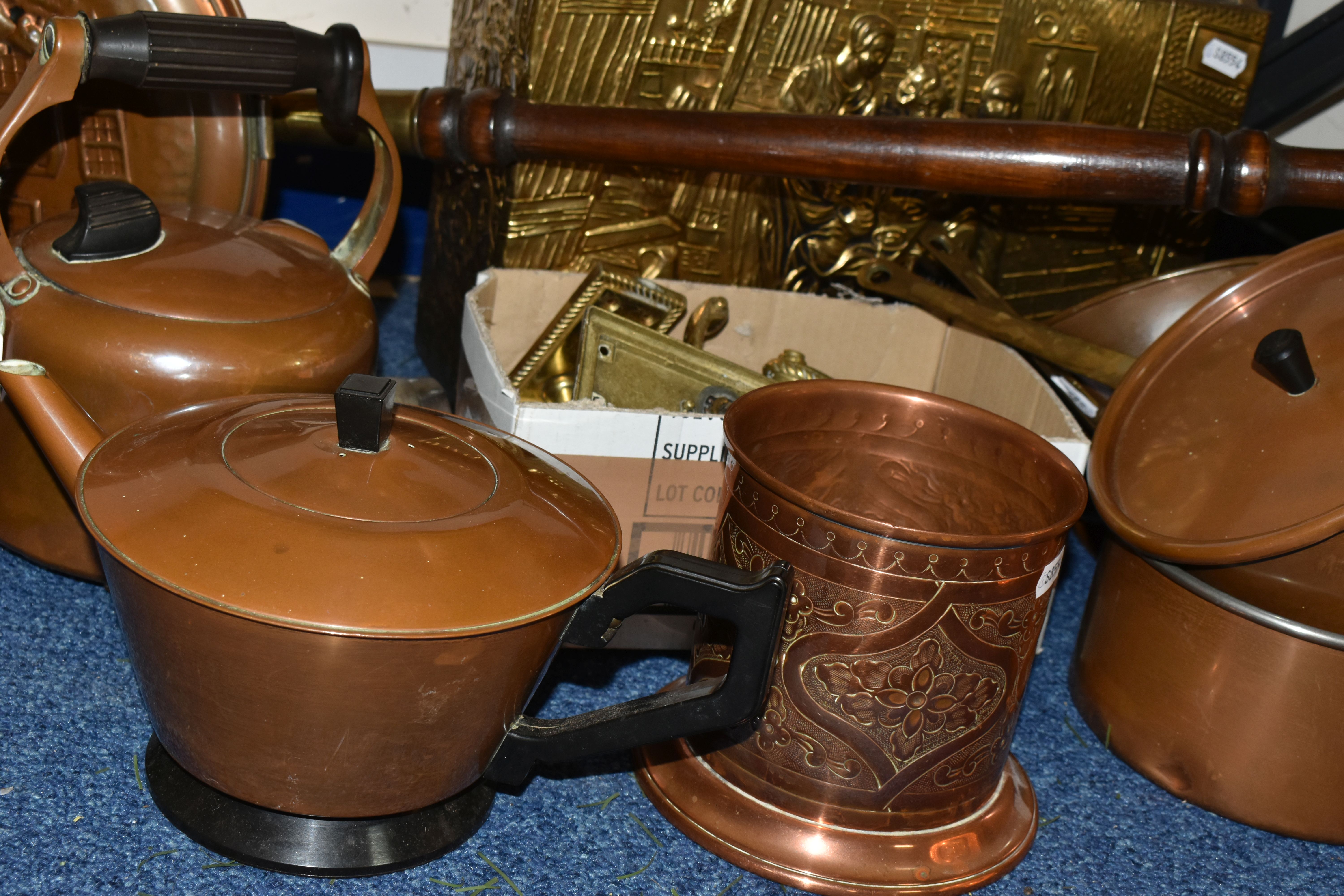 TWO BOXES AND LOOSE BRASS AND COPPER WARES, to include an art deco style copper teapot, kettle and - Image 8 of 9