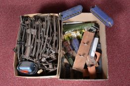 A QUANTITY OF UNBOXED AND ASSORTED O GAUGE MODEL RAILWAY ITEMS,