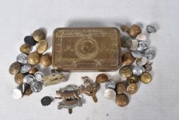 A WWI 1914 PRINCESS MARY TIN, containing cap badges and uniform badges, the tin is in good condition