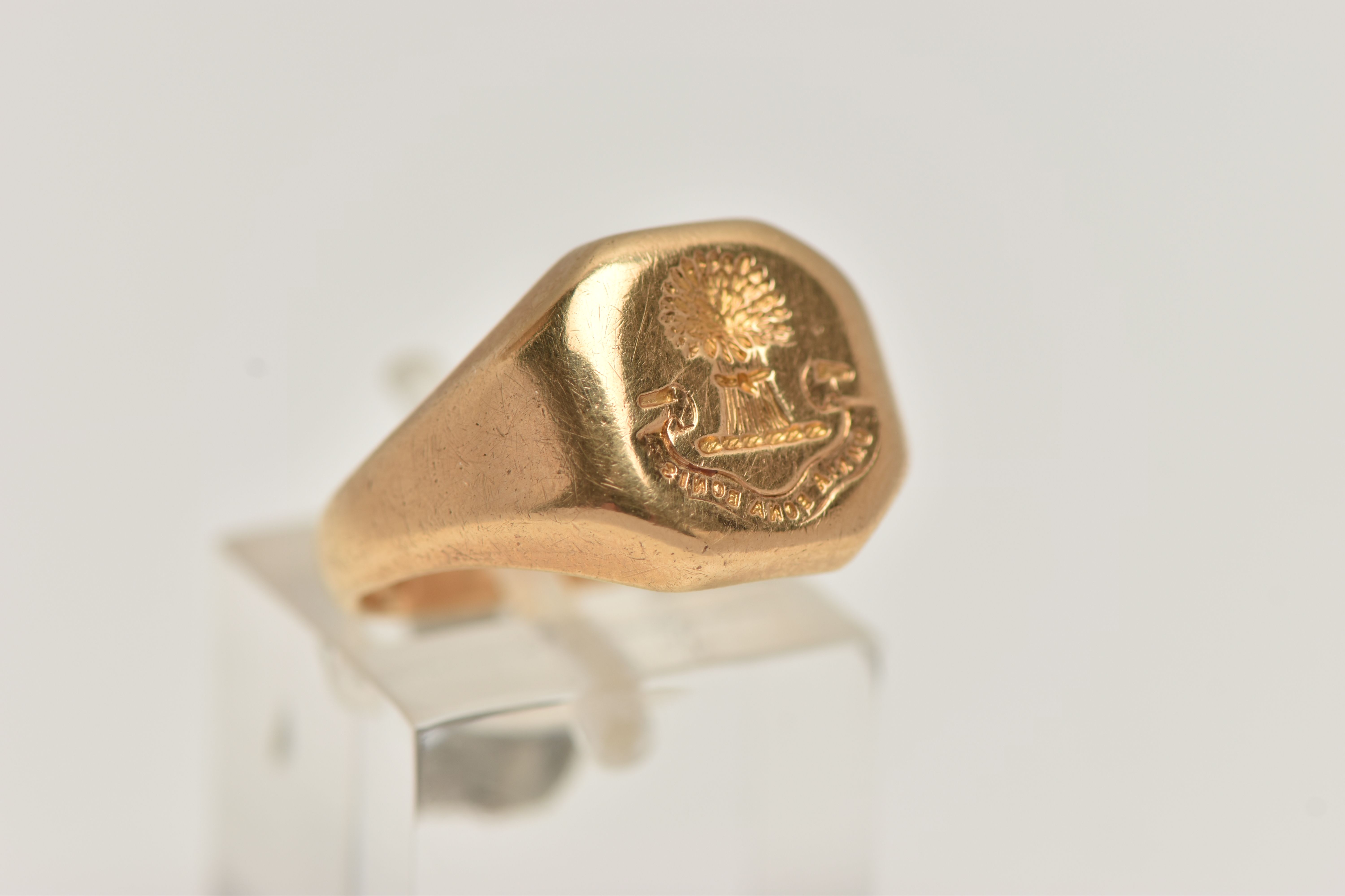 A HEAVY 18CT GOLD INTAGLIO SIGNET RING, square signet with cut off corners, intaglio reads 'Omnia - Image 4 of 4