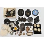 AN ASSORTMENT OF VICTORIAN AND EARLY 20TH CENTURY JEWELLERY ITEMS, to include a carved jet brooch of