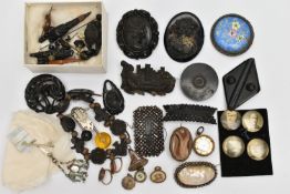 AN ASSORTMENT OF VICTORIAN AND EARLY 20TH CENTURY JEWELLERY ITEMS, to include a carved jet brooch of
