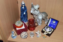 A GROUP OF CERAMICS AND GLASSWARE, comprising a Royal Doulton figure 'Masque' HN2554, 'Lladro