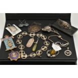 A BOX OF ASSORTED SILVER AND WHITE METAL JEWELLERY ITEMS, to include a silver disk necklace, a