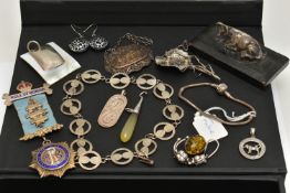A BOX OF ASSORTED SILVER AND WHITE METAL JEWELLERY ITEMS, to include a silver disk necklace, a