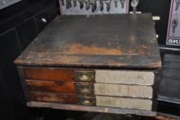 AN EARLY 20th CENTURY WALNUT SHOP DRAWER UNIT with three drawer, brass inset handles and a lift up