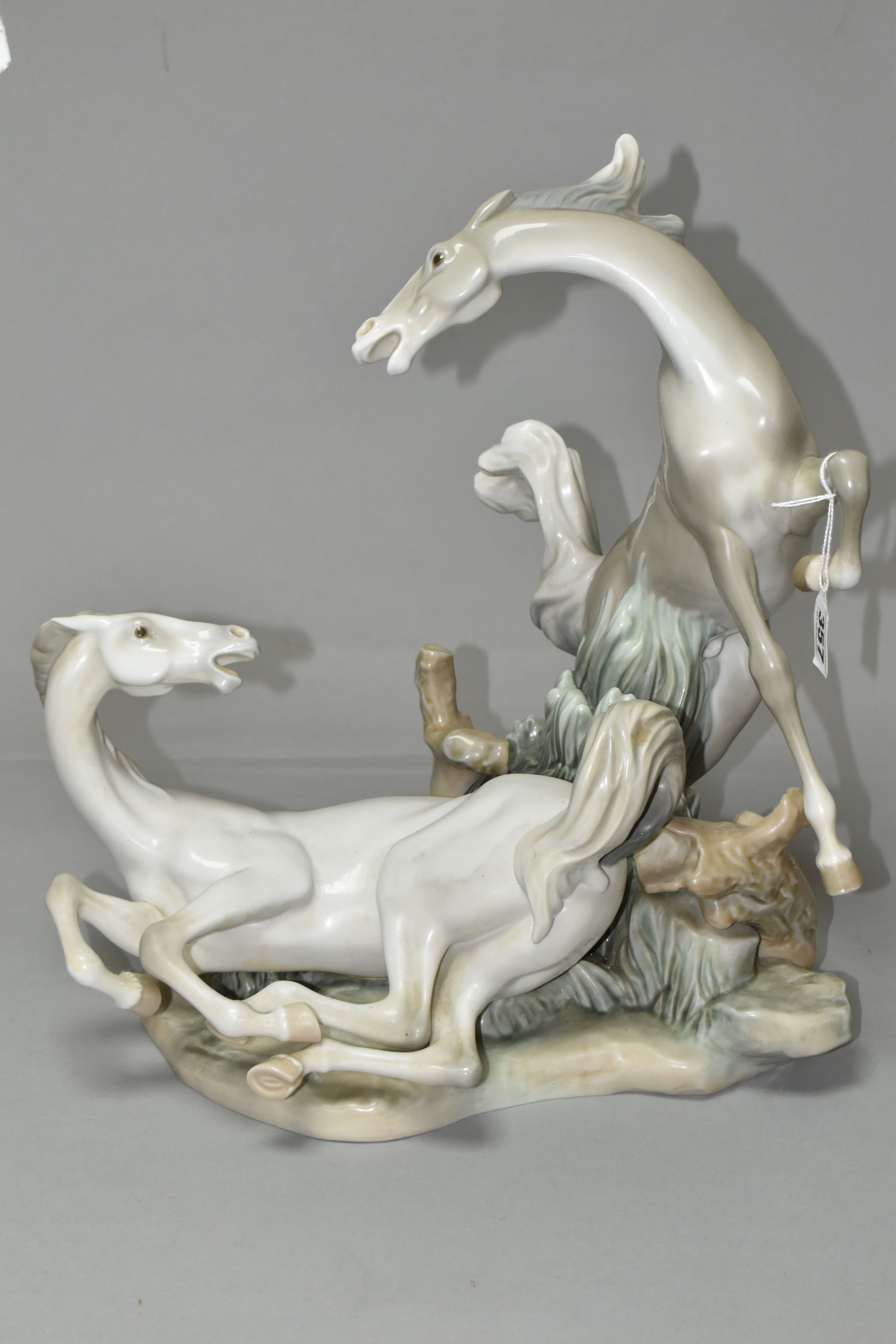 A LLADRO 'GROUP OF HORSES' FIGURINE, 1022 design by Fulgencio Garcia 1969-2005, height 37cm (1) (