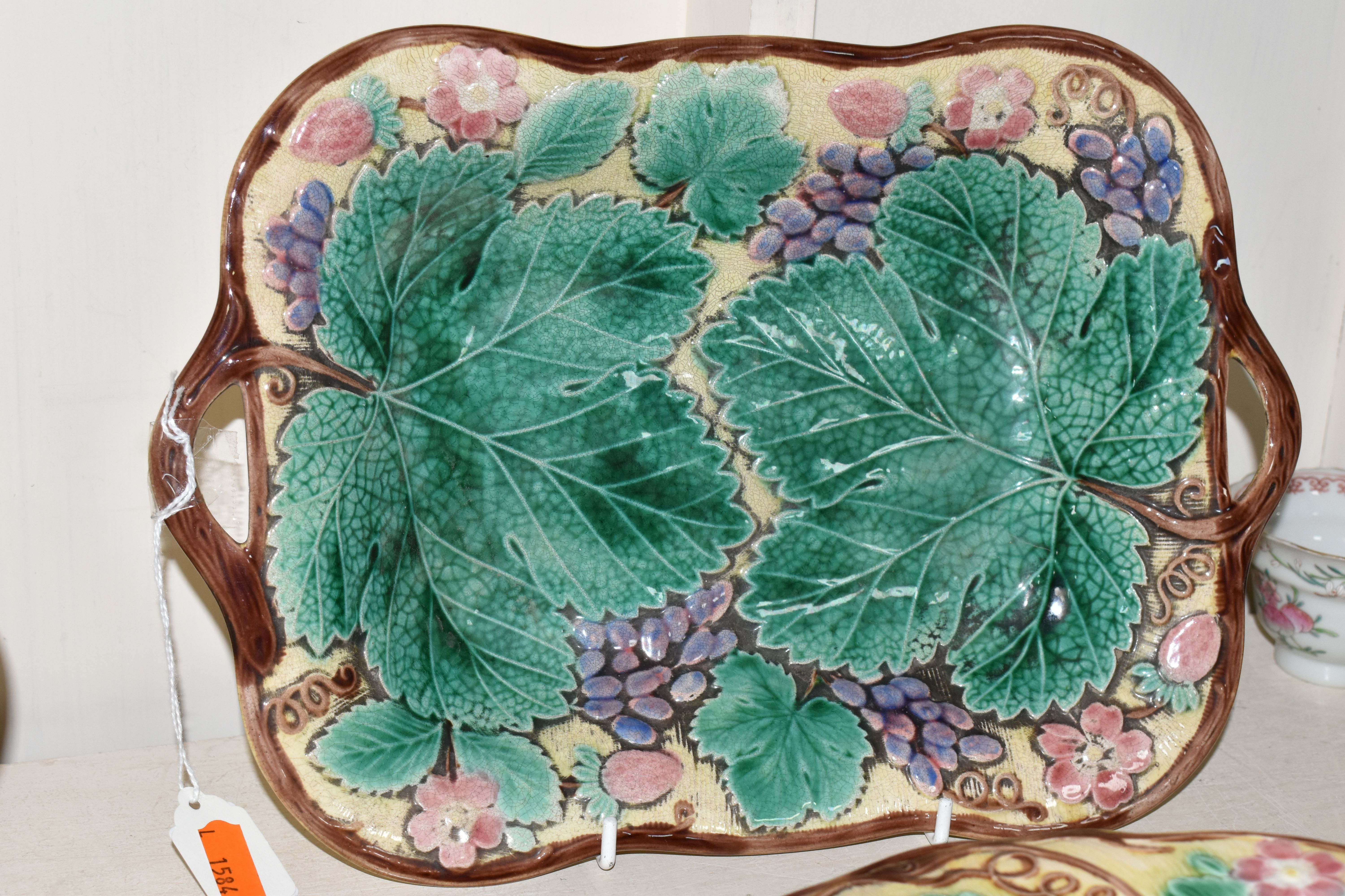 A SEVEN PIECE WEDGWOOD MAJOLICA PART DESSERT SERVICE, decorated with relief moulded vines and - Image 3 of 3