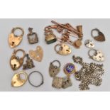 AN ASSORTMENT OF GOLD SILVER AND OTHER JEWELLERY ITEMS, to include a 9ct gold heart padlock clasp, a