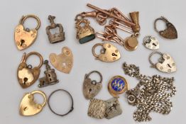 AN ASSORTMENT OF GOLD SILVER AND OTHER JEWELLERY ITEMS, to include a 9ct gold heart padlock clasp, a