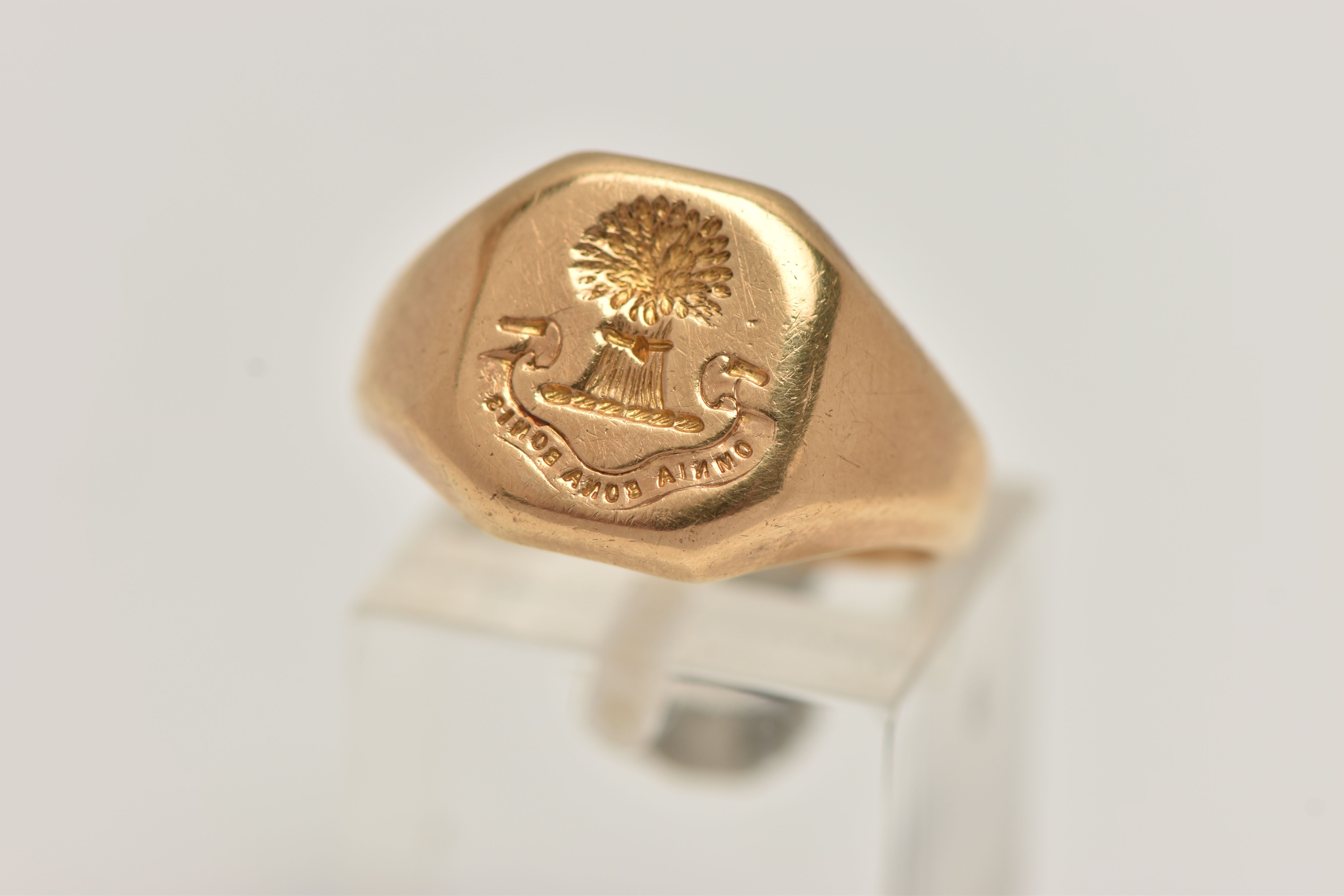 A HEAVY 18CT GOLD INTAGLIO SIGNET RING, square signet with cut off corners, intaglio reads 'Omnia