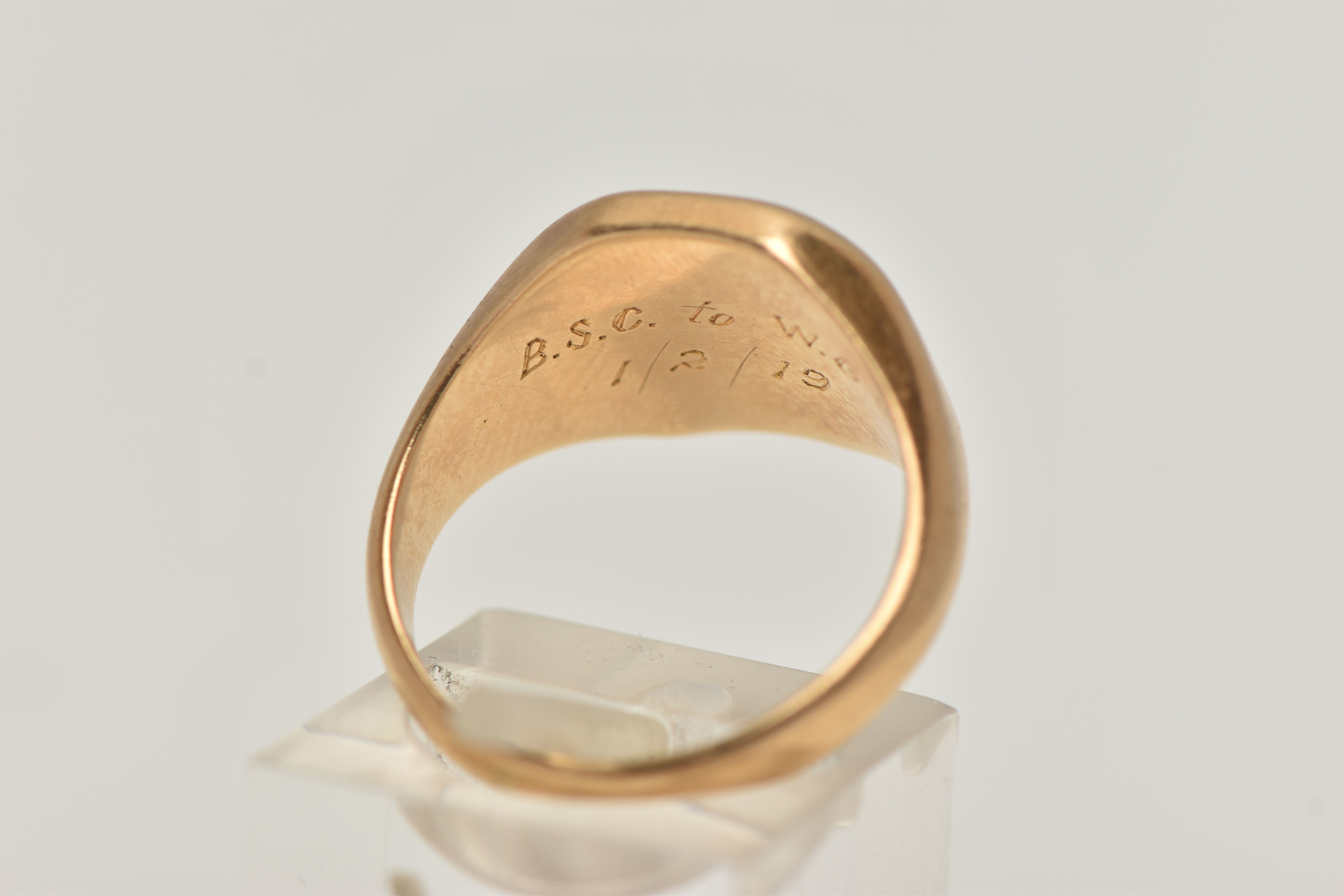 A HEAVY 18CT GOLD INTAGLIO SIGNET RING, square signet with cut off corners, intaglio reads 'Omnia - Image 3 of 4