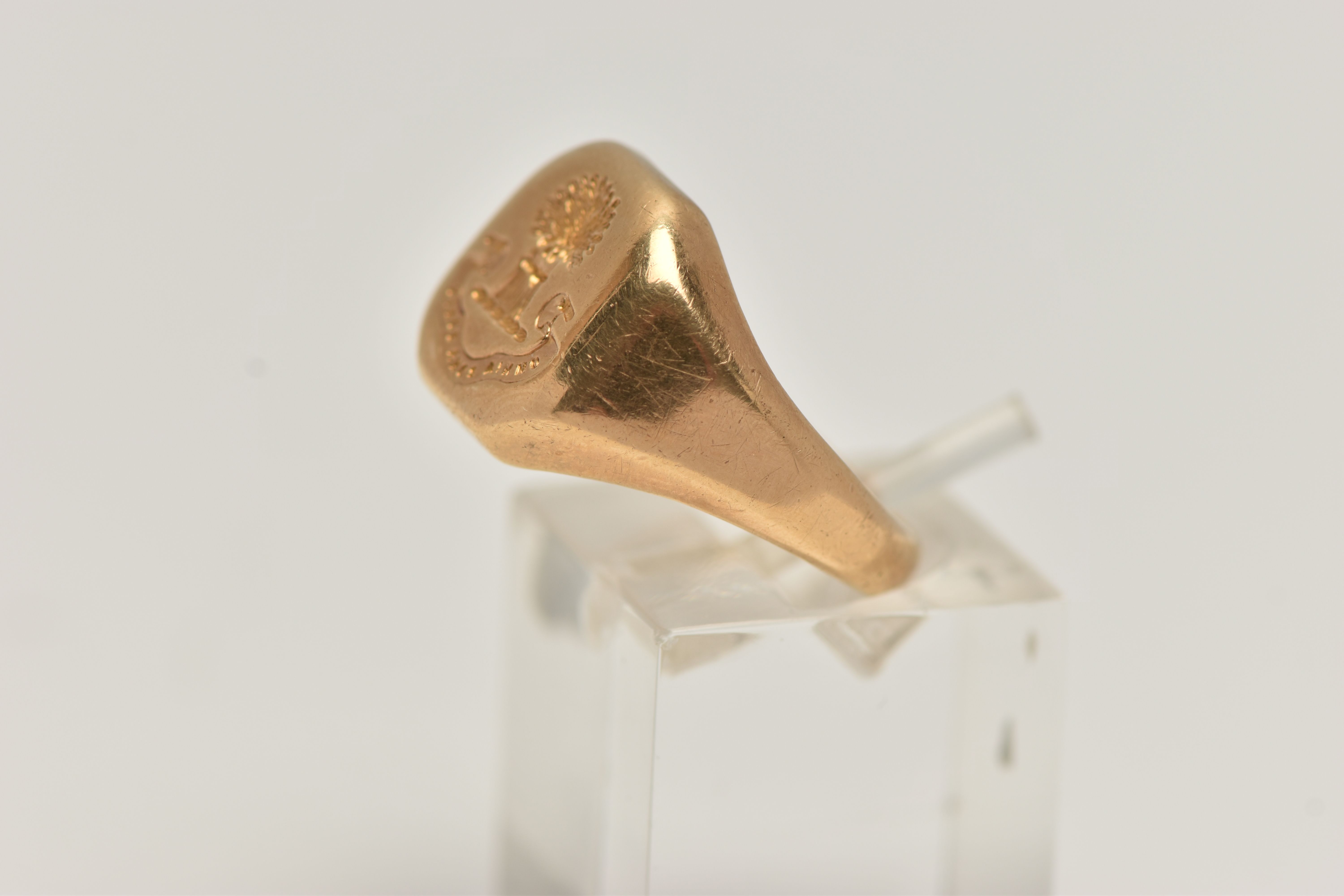 A HEAVY 18CT GOLD INTAGLIO SIGNET RING, square signet with cut off corners, intaglio reads 'Omnia - Image 2 of 4