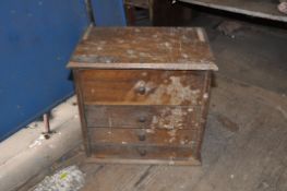 A SMALL EARLY 20th CENTURY OAK COLLECTORS CHEST with four graduated drawers, partitions to lower