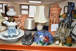 A GROUP OF TABLE LAMPS AND OTHER DECORATIVE HOMEWARES, to include seven table lamps in various