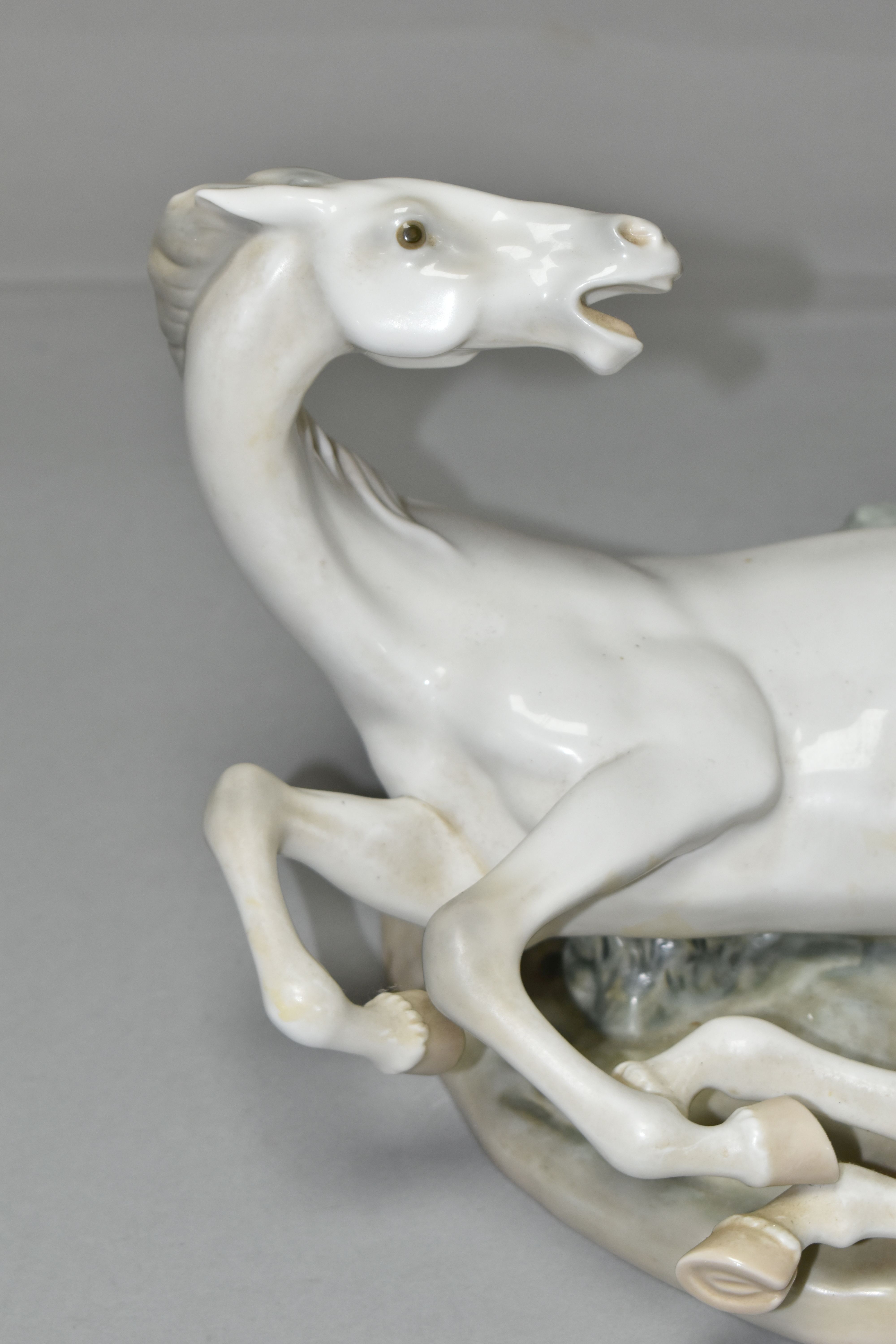 A LLADRO 'GROUP OF HORSES' FIGURINE, 1022 design by Fulgencio Garcia 1969-2005, height 37cm (1) ( - Image 2 of 10