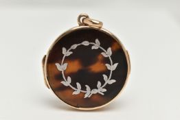 AN EARLY 20TH CENTURY 9CT GOLD TORTOISESHELL LOCKET, of a circular form, tortoiseshell decorated