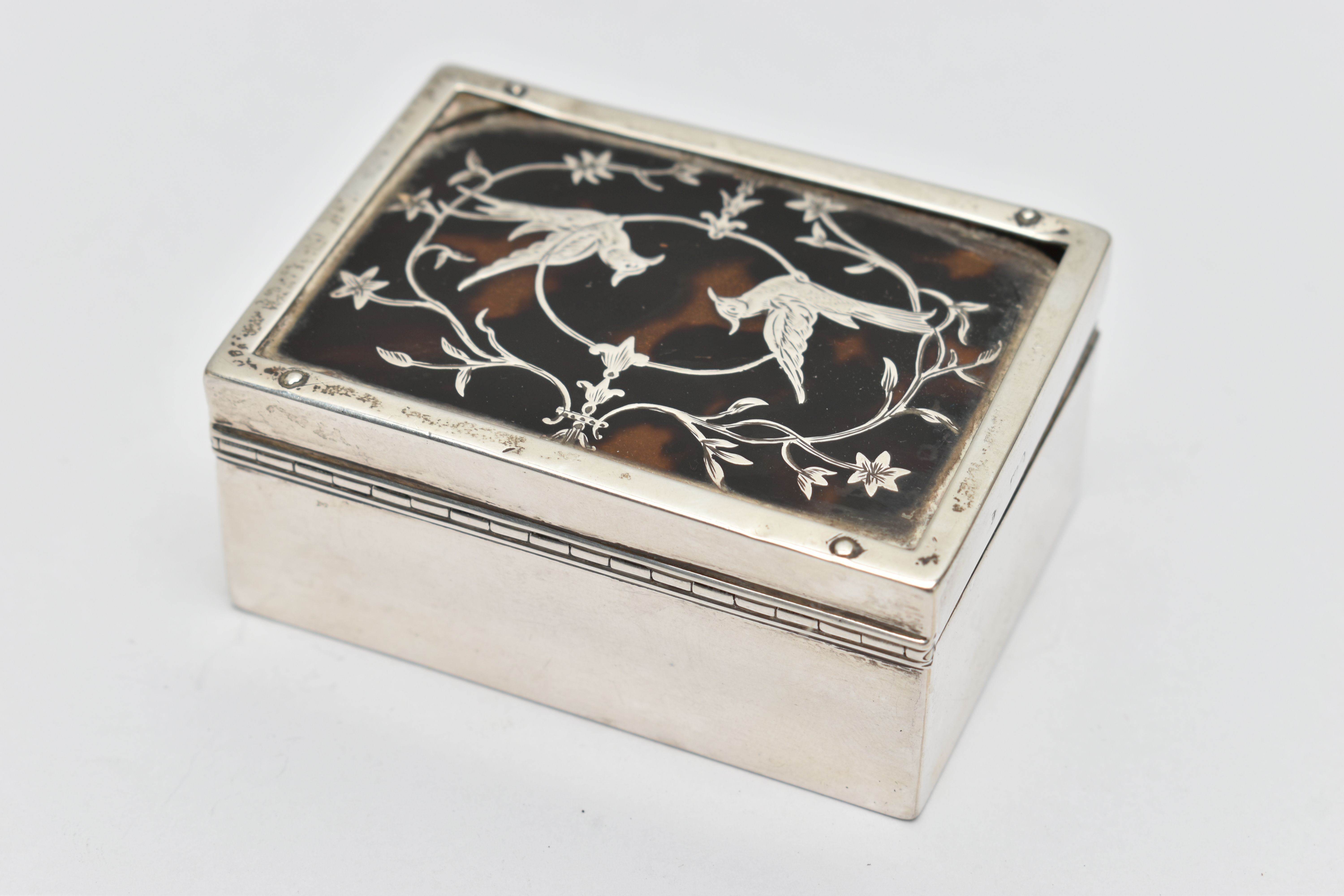 AN EDWARDIAN WILLIAM COMYNS & SONS SILVER PIQUE WORK TRINKET BOX OF RECTANGULAR FORM, two birds - Image 2 of 5