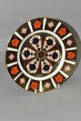 A ROYAL CROWN DERBY IMARI PATTERN 1128 CABINET PLATE, diameter 22cm, date cypher 1984 (1) (Condition