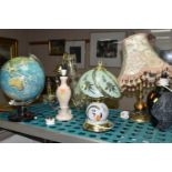 AN ITALIAN GLOBE LAMP, FOUR VARIOUS TABLE LAMPS AND A MODERN GLASS CHANDELIER, one lamp with