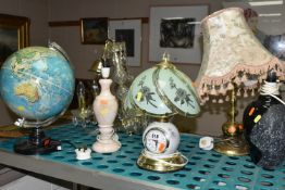 AN ITALIAN GLOBE LAMP, FOUR VARIOUS TABLE LAMPS AND A MODERN GLASS CHANDELIER, one lamp with