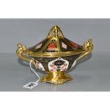 A ROYAL CROWN DERBY IMARI PATTERN 1128 GOLD BAND COVERED URN, height 13cm (1) (Condition Report: