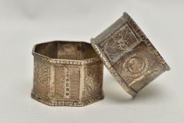 A PAIR OF LATE VICTORIAN SILVER OCTAGONAL NAPKIN RINGS, alternate engine turned and engraved panels,