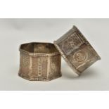 A PAIR OF LATE VICTORIAN SILVER OCTAGONAL NAPKIN RINGS, alternate engine turned and engraved panels,