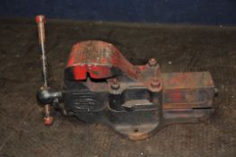 A PARKINSON'S PATENT 'PERFECT' ENGINEERS VICE with 4in jaws (Condition: surface rust but works,