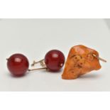 A PAIR OF BAKELITE DROP EARRINGS AND AN AMBER PENDANT, each earring fitted with a round cherry amber