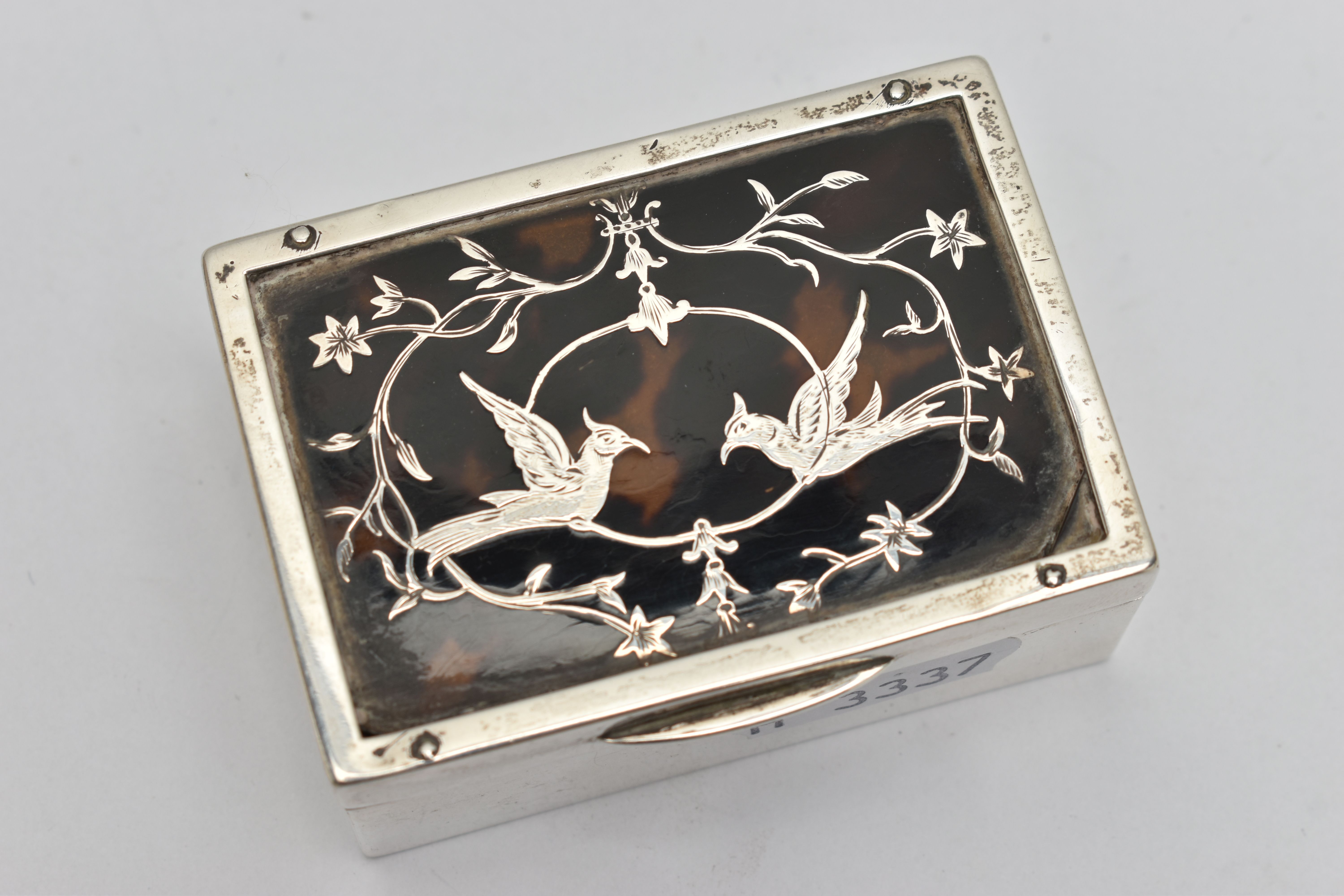 AN EDWARDIAN WILLIAM COMYNS & SONS SILVER PIQUE WORK TRINKET BOX OF RECTANGULAR FORM, two birds - Image 4 of 5